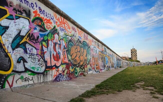 Separado de outras partes já construídas do Muro de Berlim (como a da foto), a parede foi encontrada em junho