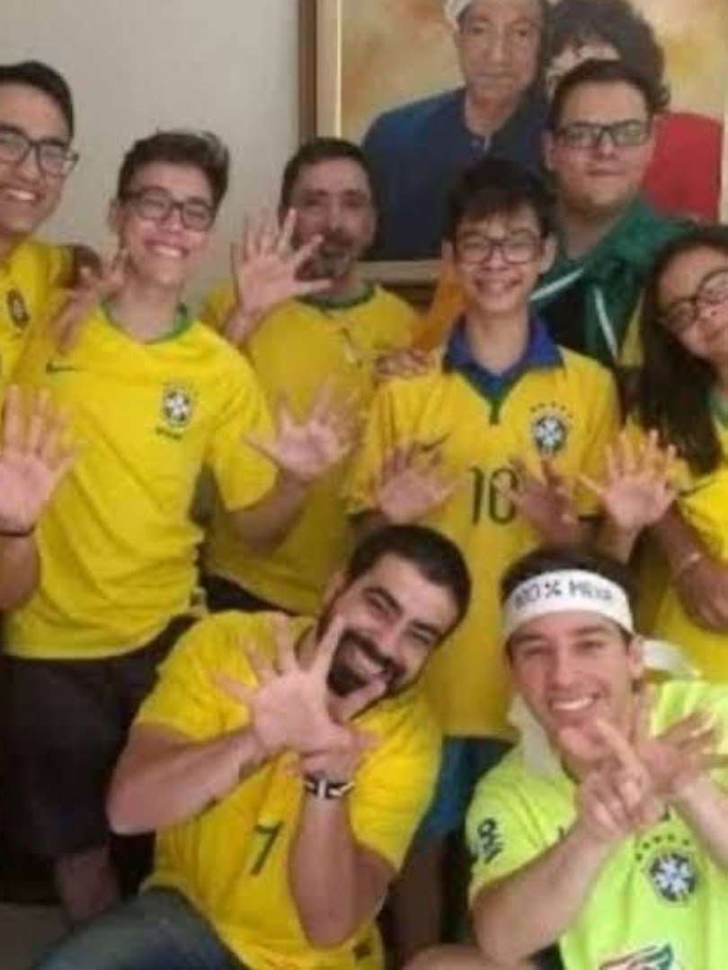 Família do goleiro com seis dedos apresenta condição rara