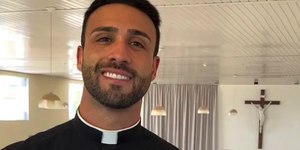 “Pequei”: padre viraliza pela beleza e igreja fecha comentários