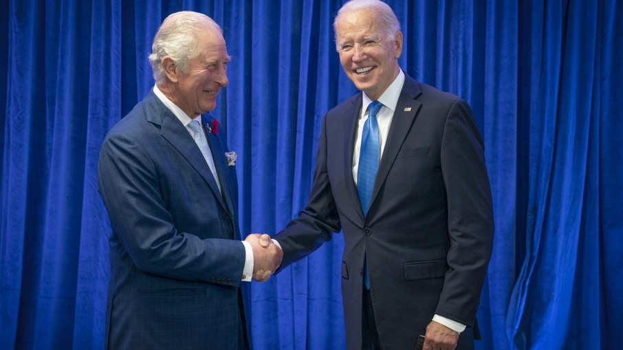 Rei Charles III recebeu Joe Biden em Windsor nesta segunda-feira (10)