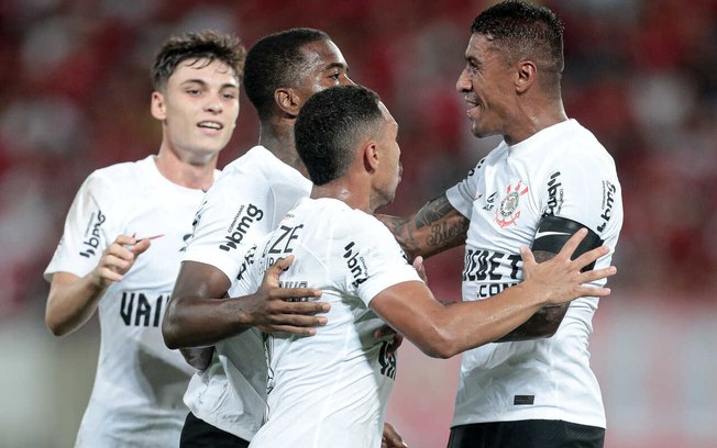 Paulinho negocia permanência no Corinthians