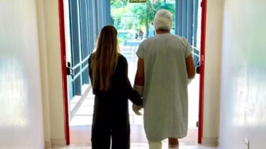 Zagueiro Lúcio e sua esposa no hospital de Brasília Zagueiro Lúcio e sua esposa no hospital de Brasília
