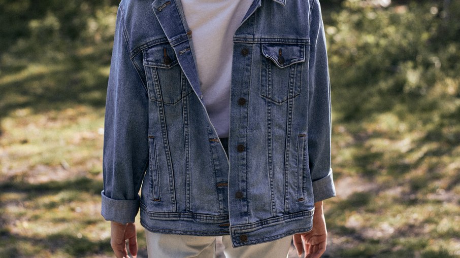 Confortável e estilosa, jaqueta jeans é peça essencial