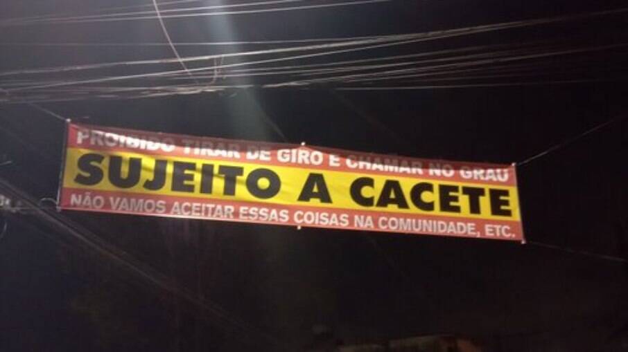 Faixa colocada pelo PCC ameaça quem empinar moto em comunidade de SP