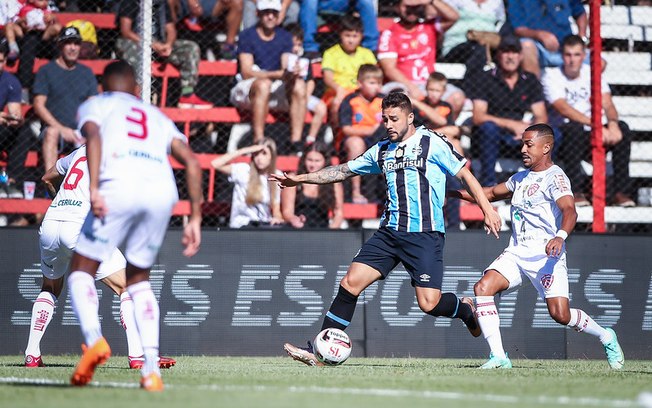 Após oito meses sem jogar, João Pedro estreia pelo Grêmio