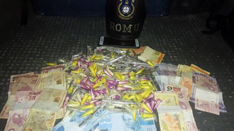 Com o suspeito foram encontrados também 701 reais em dinheiro em uma sacola plástica. Com o suspeito foram encontrados também 701 reais em dinheiro em uma sacola plástica.
