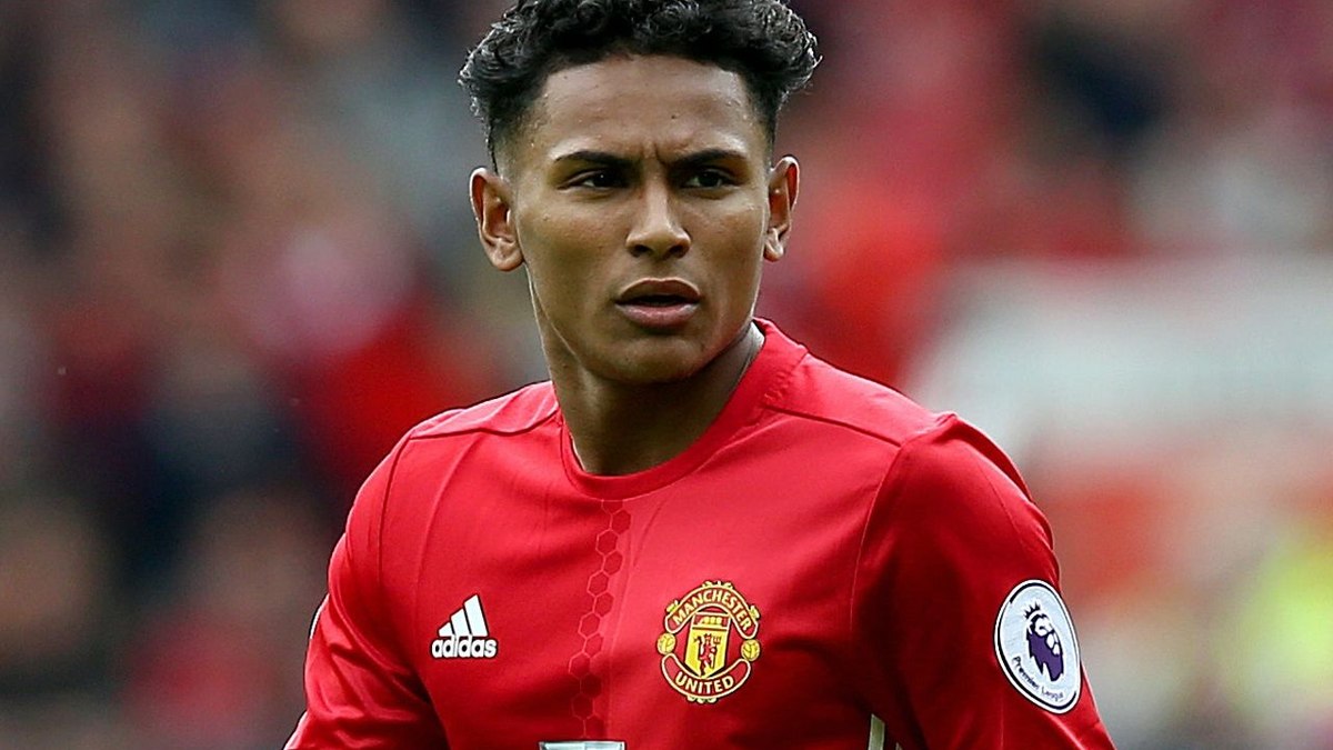 Demetri Mitchell foi revelado pelo United Demetri Mitchell foi revelado pelo United