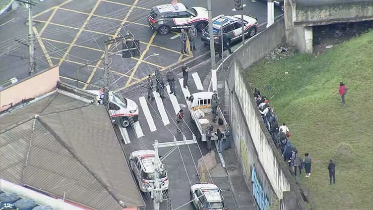 Após paralisação, polícia ajuda passageiros a deixarem trens