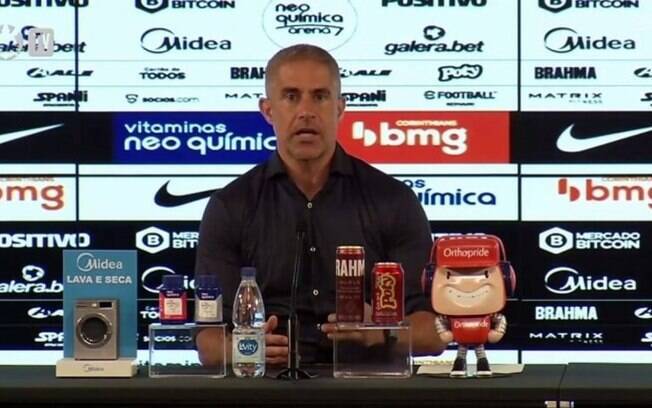 Sylvinho nega que Corinthians teve postura defensiva no Rio e diz que escalou time 'mais ofensivo possível'