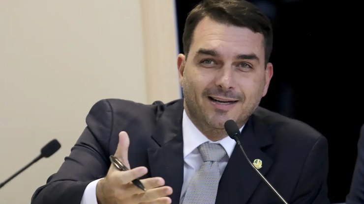 Em post, Flávio Bolsonaro pede para EUA atacarem Rio de Janeiro