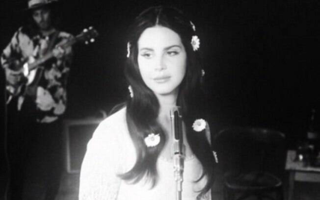 Lana Del Rey, ou Lizzy Grant (seu antigo nome artístico), é uma cantora, compositora, modelo fotográfica, atriz e roteirista estadunidense que possui uma legião de fãs