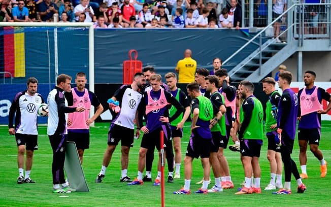 O técnico da seleção da Alemanha Julian Nagelsmann comanda seu jogadores durante treino nesta segunda-feira, na cidade de Jena