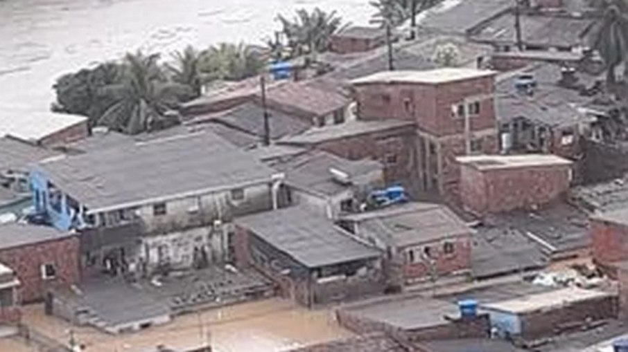 Casas no bairro de Várzea, o segundo maior de Recife, ficaram completamente inundada