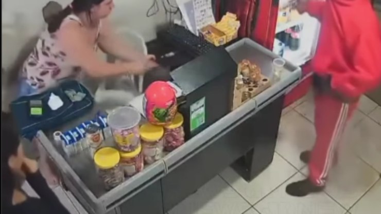Dono%20de%20mercado%20mata%20homens%20a%20tiros%20ap%C3%B3s%20tentativa%20de%20assalto