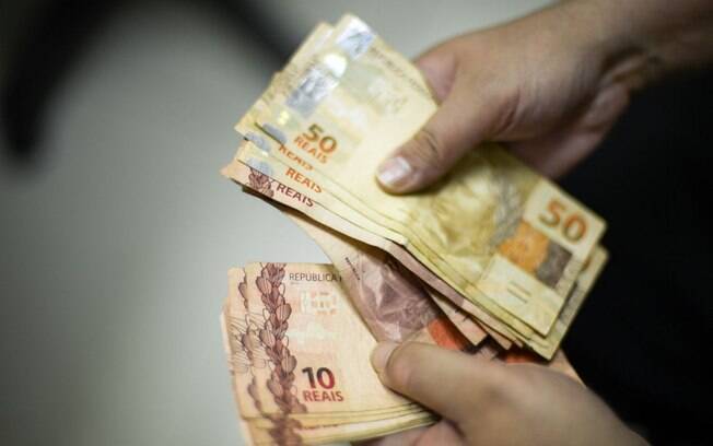 Governo confirma que imprimirá mais dinheiro em maio para conseguir pagar auxílio
