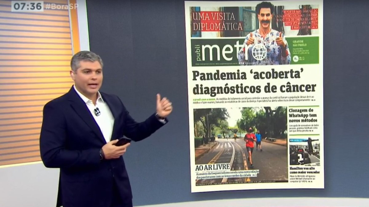 Joel Datena exibe o Jornal Metro na tela do programa Bora SP