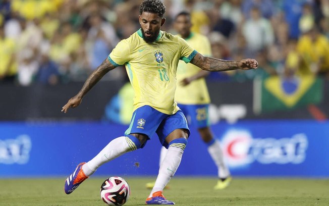 Douglas Luiz em campo pela Seleção