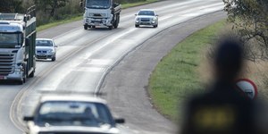 Farol desligado em rodovias pode ser infração; o que diz a lei