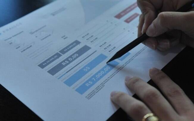 Apenas 47% dos brasileiros cobrem as despesas sem trabalhar