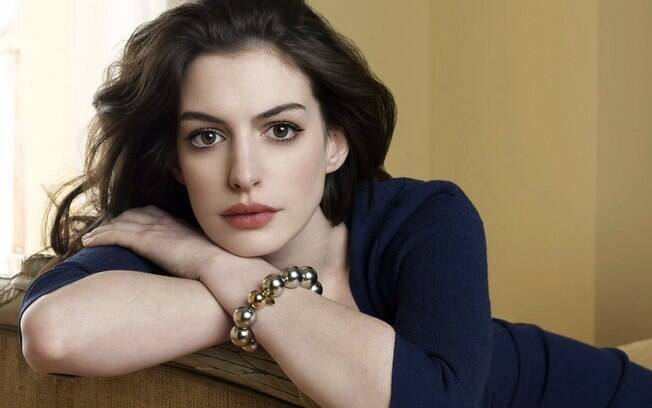 Anne Hathaway sofreu machismo quando foi questionada insistentemente sobre seu corpo por apresentador 