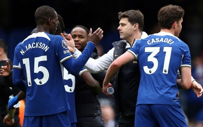 O técnico Mauricio Pochettino cumprimenta seu jogador Nicolas Jackson, autor da dobradinha na vitória do Chelsea sobre o West Ham pela Premier League em Londres, em 5 de maio de 2024