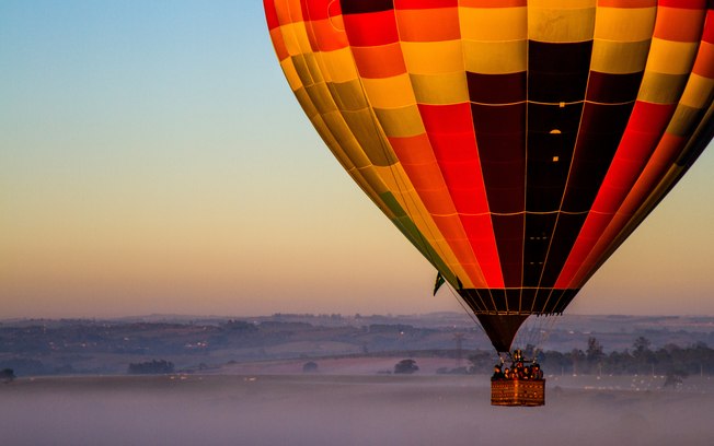 6 cidades para fazer passeios de balão no Brasil