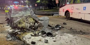 Três jovens morrem em batida com ônibus durante suspeita de racha