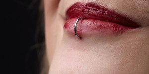 De piercing a joias: entenda tudo sobre os acessórios nos dentes