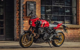 Suzuki GSX-8TT 2027 ganha tom vermelho em homenagem à GS1000S