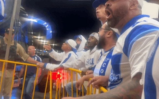 Torcida do Cruzeiro protesta no Aeroporto de Confins