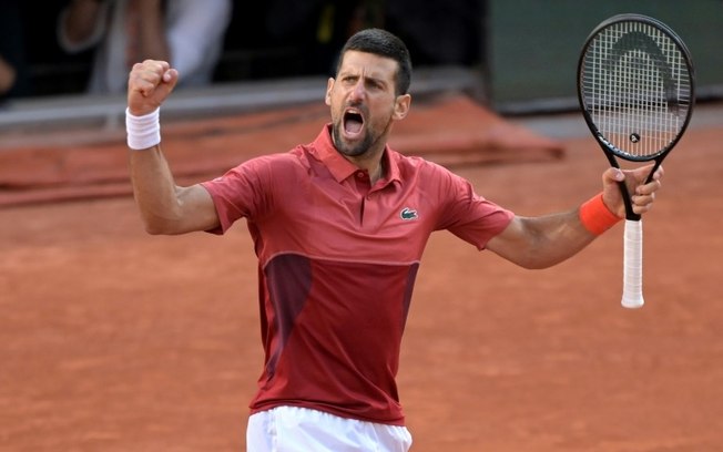 Novak Djokovic comemora ponto durante a vitória sobre o argentino Francisco Cerúndolo nesta segunda-feira, em Roland Garros