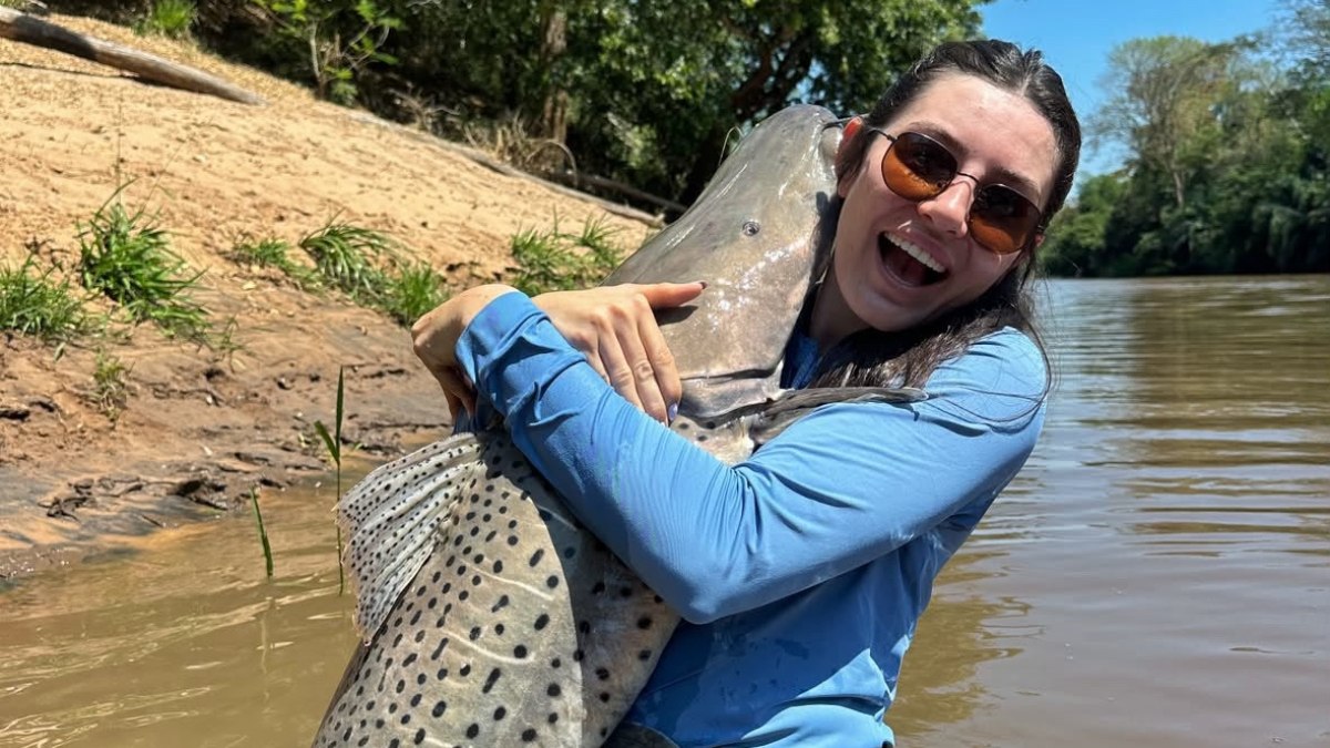Débora Simões abraça um dos pintados fisgados no rio Miranda, em Jardim, no Mato Grosso do Sul Débora Simões abraça um dos pintados fisgados no rio Miranda, em Jardim, no Mato Grosso do Sul