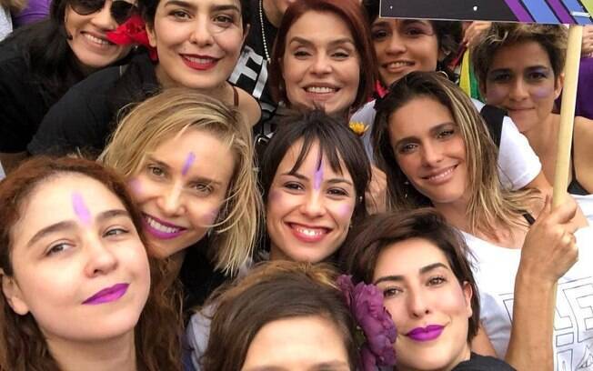 Famosos como Fernanda Paes Leme, Letícia Sabatella, Fernanda Lima, Paula Lavigne, Nanda Costa e Paula Bulamarqui estavam presente em ato contra Bolsonaro