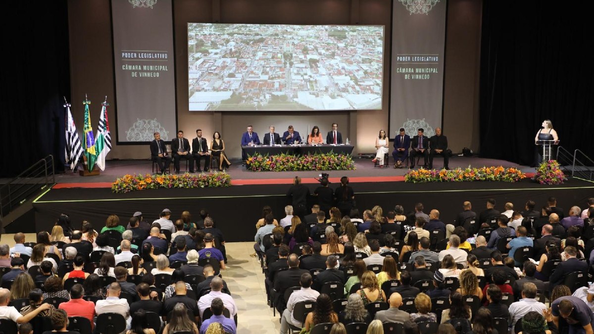 3ª Sessão Solene homenageou cidadãos e instituições que se destacaram pelo trabalho em prol da comunidade vinhedense 3ª Sessão Solene homenageou cidadãos e instituições que se destacaram pelo trabalho em prol da comunidade vinhedense