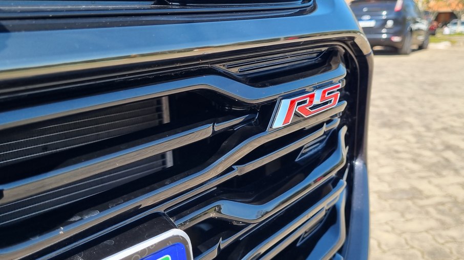 Emblema RS é evidenciado pelo contraste com a grade no tom preto brilhante