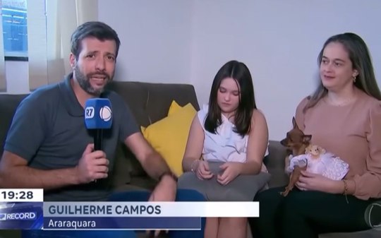 Pinscher ataca repórter durante ao vivo e vídeo bomba na web