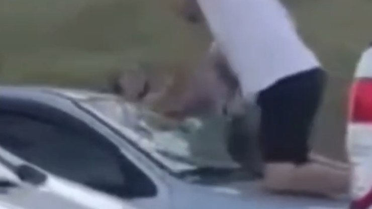 VÍDEO: homem persegue ex-namorada e quebra carro do atual em SP