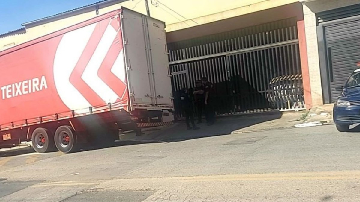 Caminhão estava com placa trocada e foi roubado dia 18 de junho, em Jundiaí. Caminhão estava com placa trocada e foi roubado dia 18 de junho, em Jundiaí.