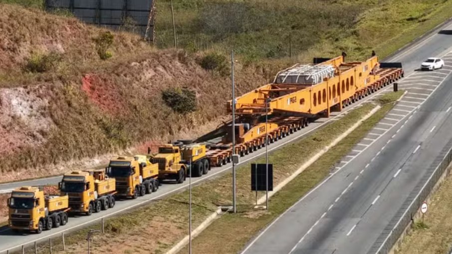 Carreta gigante fica estacionada na Via Dutra