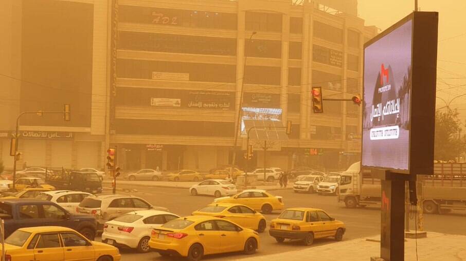 Tempestade de poeira no Iraque deixa o céu amarelado