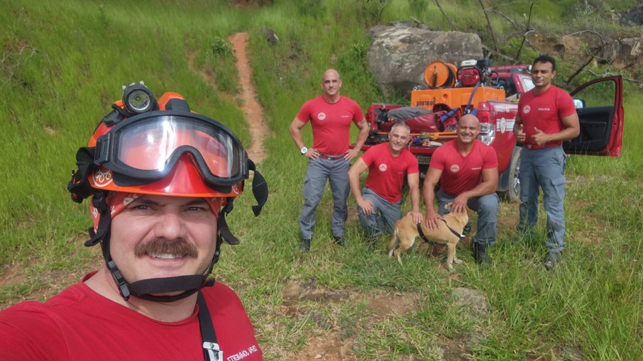 Bombeiros utilizam rapel e técnica de vantagem mecânica para resgatar cão preso em pedreira de São Roque (SP)