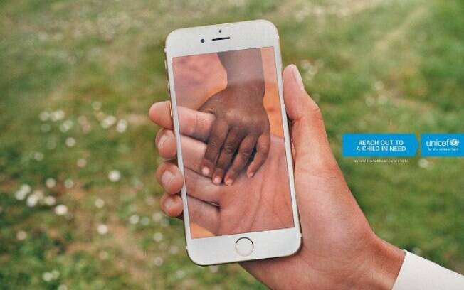 Nessa propaganda da UNICEF, o foco foi incentivas pessoas com acesso a tecnologia a ajudarem quem está em necessidade ao redor do mundo