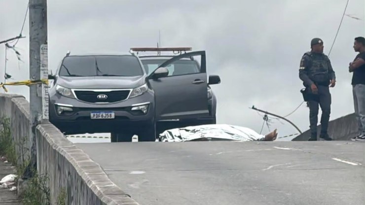 Mulher é achada morta no carro