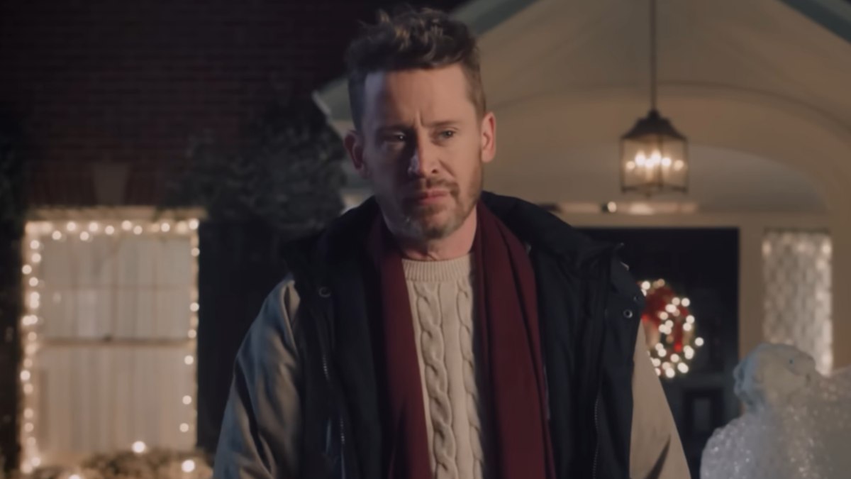 Macaulay Culkin revive icônico personagem de "Esqueceram de Mim"