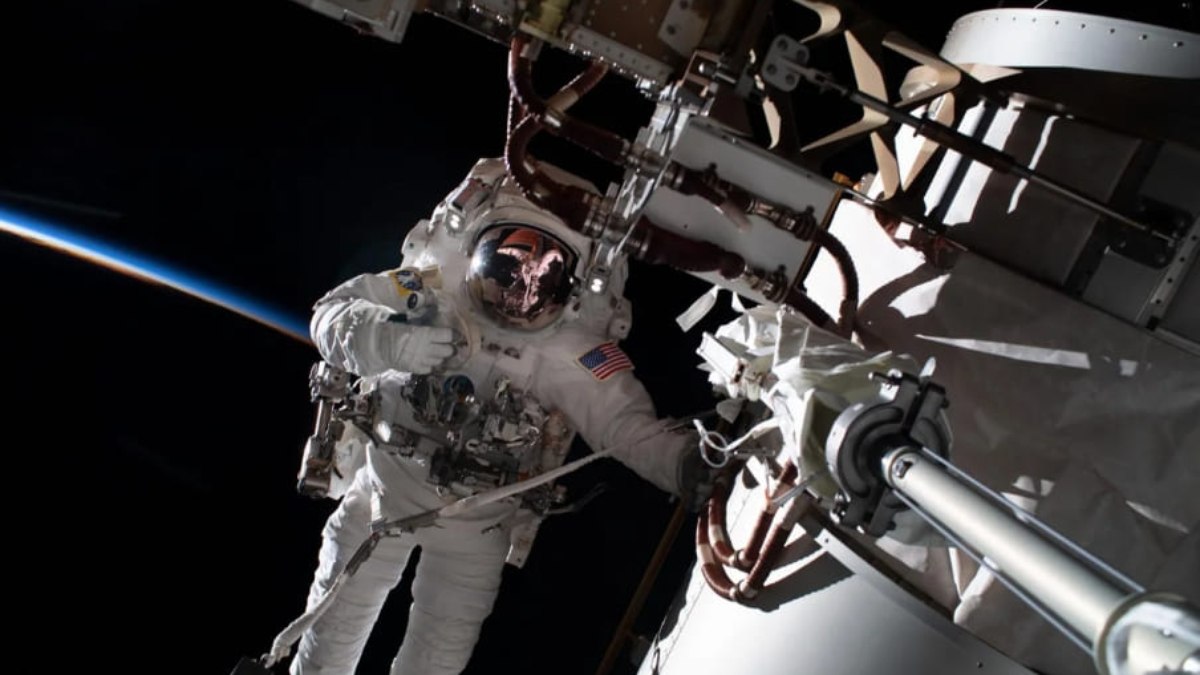 Na foto, Rubio faz uma caminhada no espaço amarrado à estrutura de treliça de estibordo da Estação Espacial Internacional em 15/11/ 2022 