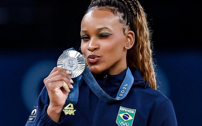 Paris 2024: Rebeca Andrade conquista a prata na final do salto