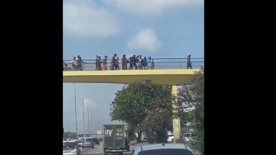 Homem é agredido após esfaquear mulher no Rio de Janeiro Homem é agredido após esfaquear mulher no Rio de Janeiro