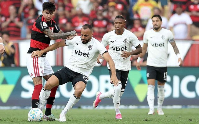 Pulgar e Arrascaeta celebram o gol de Samuel Lino (centro) contra o Botafogo