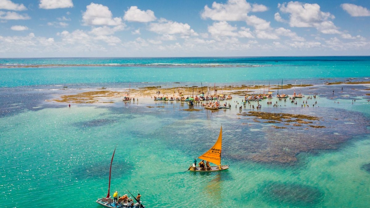 Imagem da notícia Maceió (AL): mar com águas cristalinas e piscinas naturais