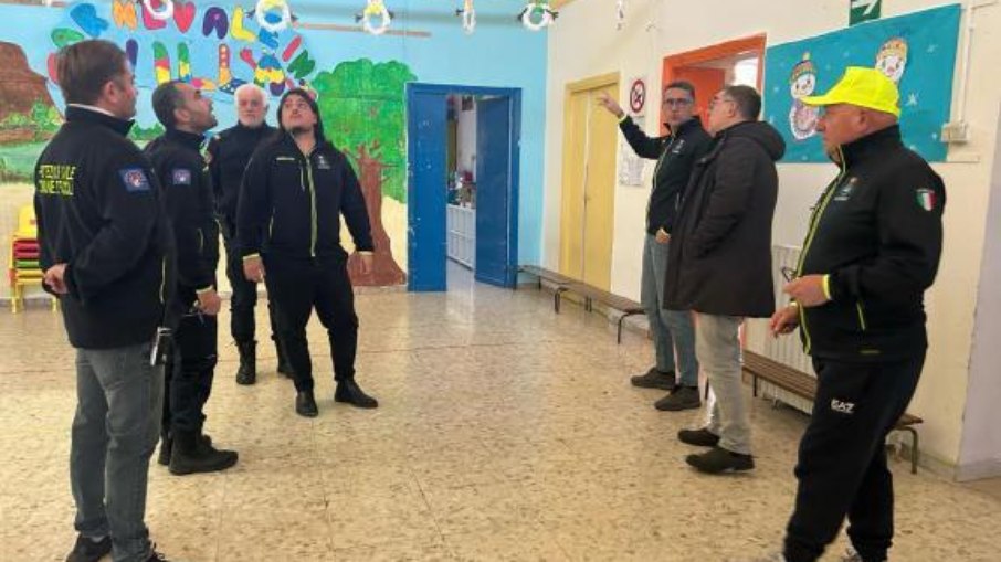 O prefeito Della Ragione durante as vistorias iniciadas nas escolas de Bacoli.